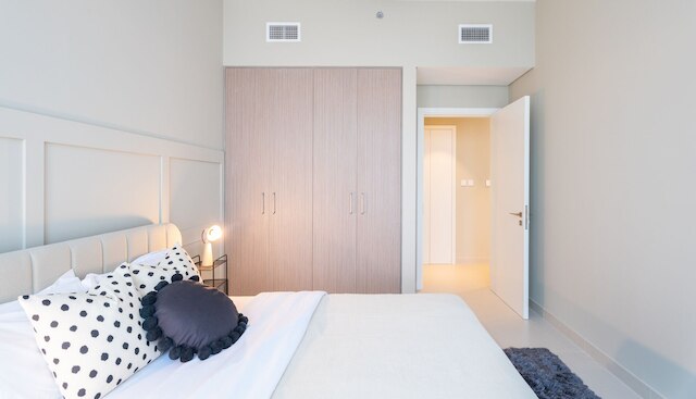 アヤ - エレガントな1BRアパートメント、バルコニーとクリークの景色付き