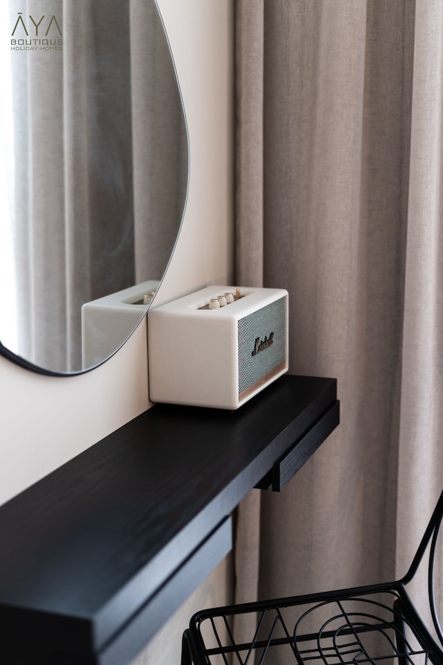 アヤ - エレガントな1BRアパートメント、バルコニーとクリークの景色付き