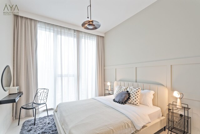 アヤ - エレガントな1BRアパートメント、バルコニーとクリークの景色付き