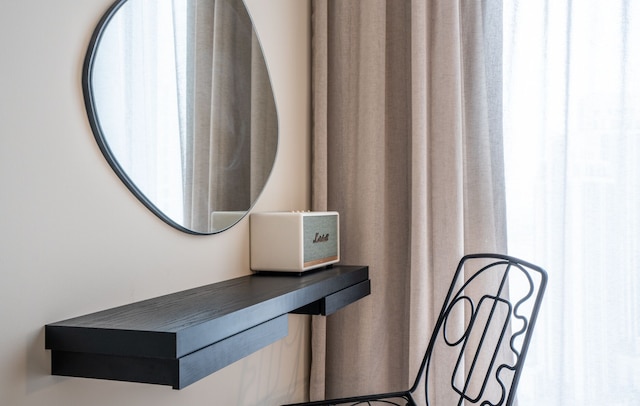 アヤ - エレガントな1BRアパートメント、バルコニーとクリークの景色付き