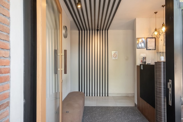 モノ コリビング パキス、スラバヤ