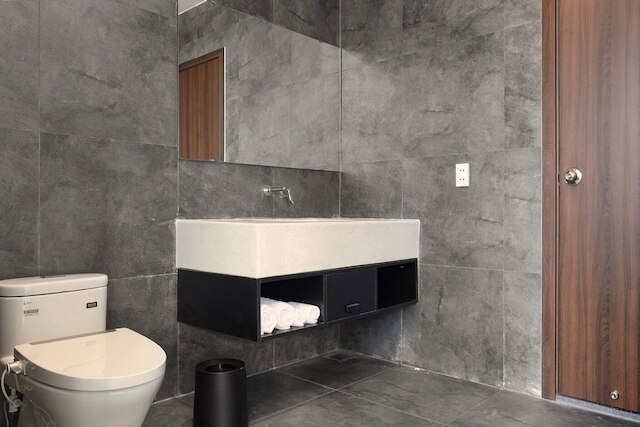 モダンな2ベッドルームアパート、大きなリビングルーム、高速Wifi