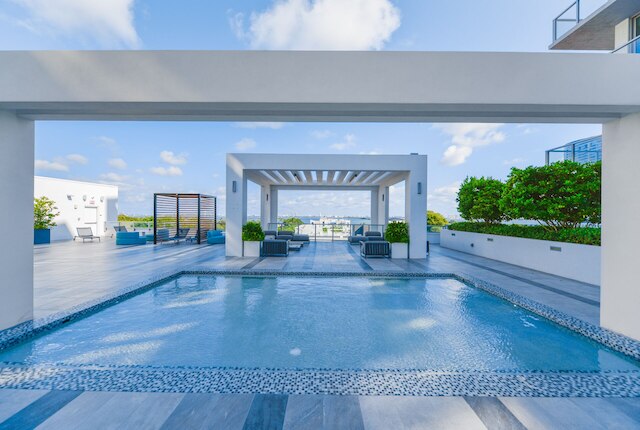 デザイン ディストリクトでの ラグジュアリー コンド w/デン