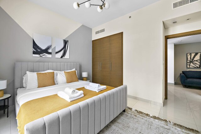 シルクハウスクラレン、ダウンタウンドバイ