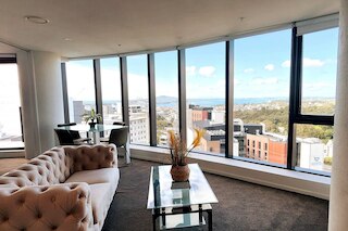 サニー、スペーシャス アンド マグニフィセント シービューズ！