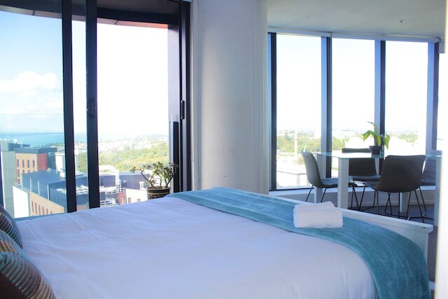 サニー、スペーシャス アンド マグニフィセント シービューズ！