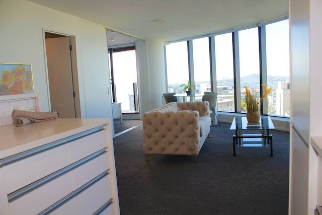 サニー、スペーシャス アンド マグニフィセント シービューズ！