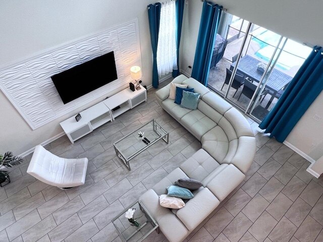 5 ベッド 5 バス サウスフェイシングプール ホーム ストーリー レイク 5 ベッドルーム ホーム バイ RedAwning