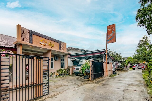 ホテル O ナイラ ホームステイ シャリア ニア コロコロ パナム, カラオケ, プール, & カフェ