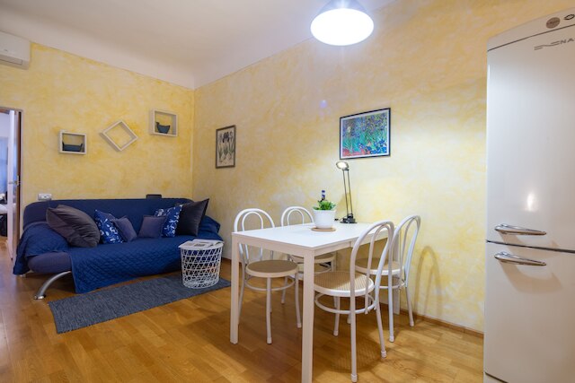 サンタ レパラータ フラット バイ メガ