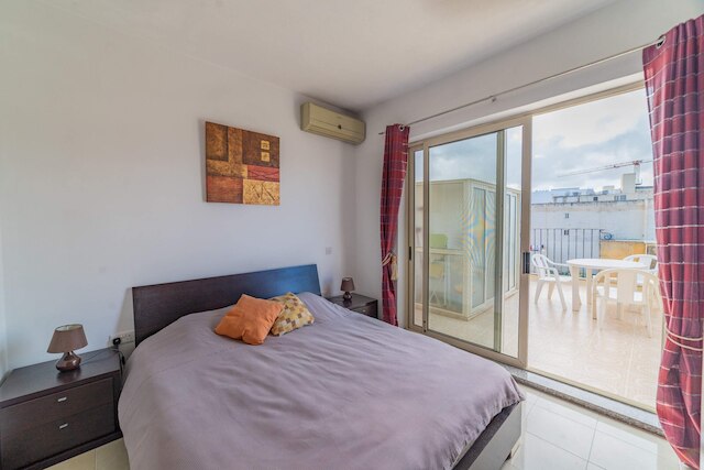 アメージング ビューズ オブ スピノラ ベイ イン ハート オブ セントジュリアンズ