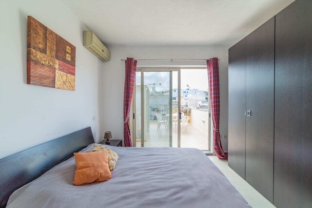 アメージング ビューズ オブ スピノラ ベイ イン ハート オブ セントジュリアンズ