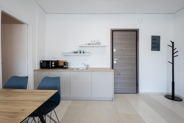 ヒップ アンド ファン イン アテネス アパート B