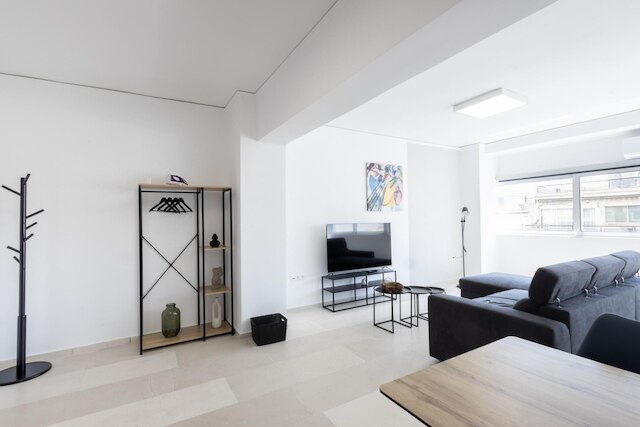 ヒップ アンド ファン イン アテネス アパート B