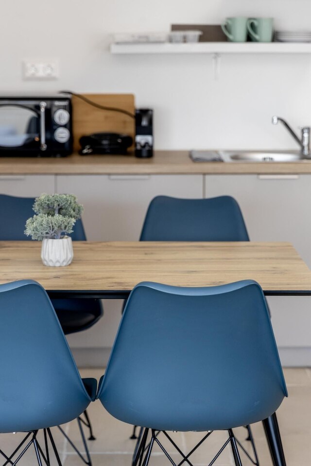 ヒップ アンド ファン イン アテネス アパート B