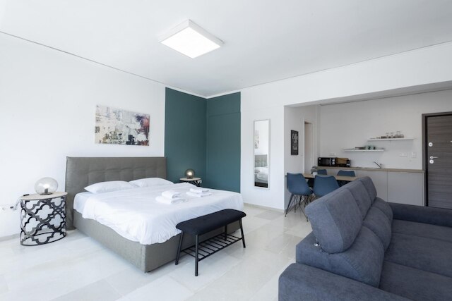 ヒップ アンド ファン イン アテネス アパート B