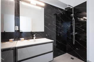 ヒップ アンド ファン イン アテネス アパート B