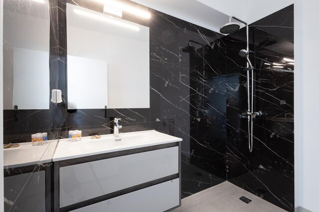 ヒップ アンド ファン イン アテネス アパート B