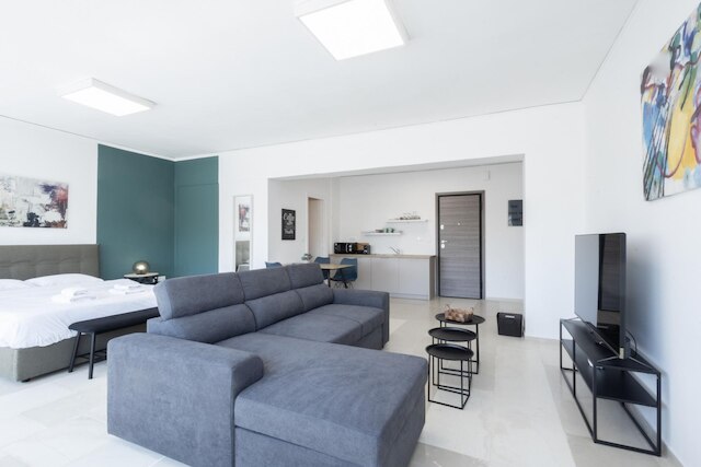 ヒップ アンド ファン イン アテネス アパート B