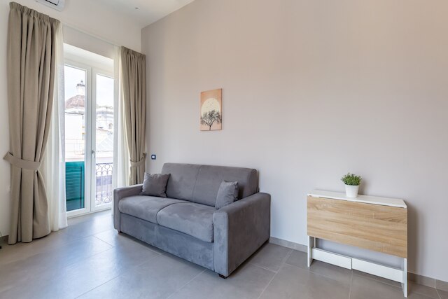 カテドラル近くのマリアの明るいフラット