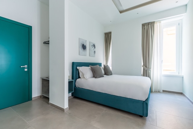 カテドラル近くのマリアの明るいフラット