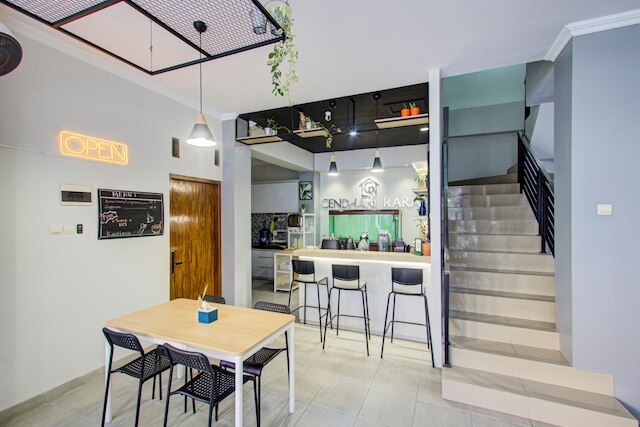 スーパー  OYO  コレクション O 3280 チンドニ ララス