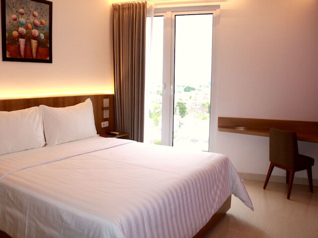 スラバヤ リバー ビュー ホテル