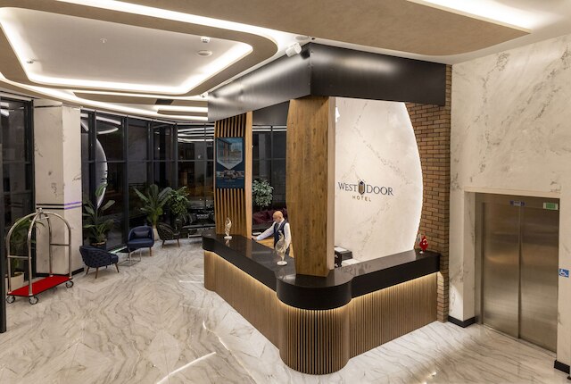 ウェスト・ドア・ホテル