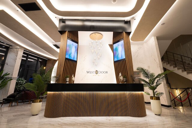 ウェスト・ドア・ホテル