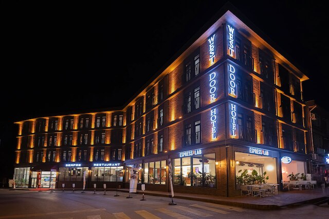 ウェスト・ドア・ホテル