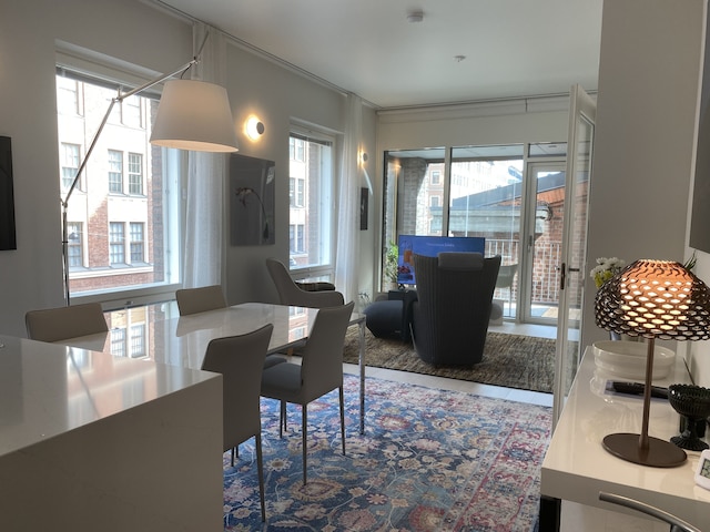 ラグジュアリー・シティ・シーフロント・アパートメントwithバルコニー