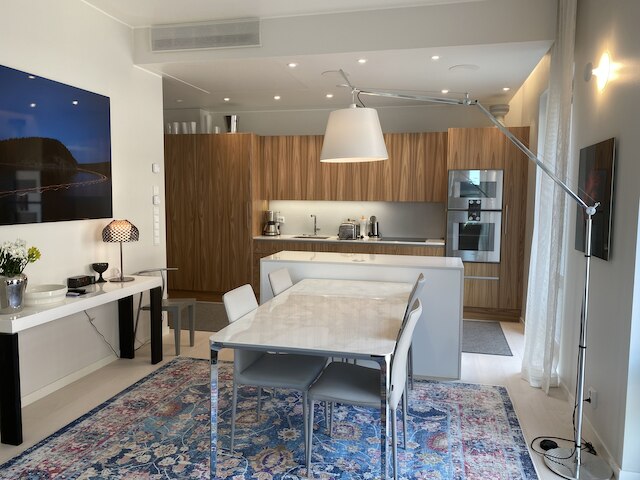 ラグジュアリー・シティ・シーフロント・アパートメントwithバルコニー