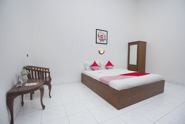 スーパー  OYO  759  ホテル デウィ スリ