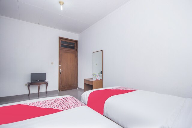 スーパー  OYO  759  ホテル デウィ スリ