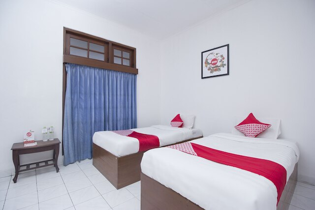 スーパー  OYO  759  ホテル デウィ スリ