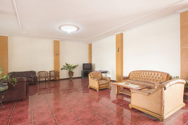 スーパー  OYO  759  ホテル デウィ スリ