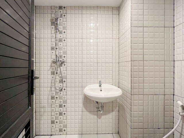 モダン デザインド スタジオ アット デ プリマ  アパートメント