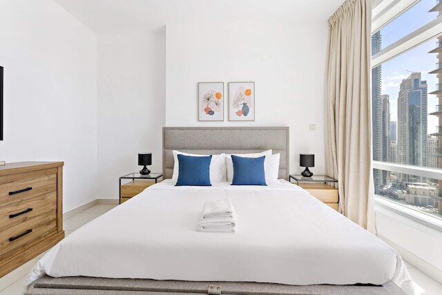 シルクハウスロフツ、ダウンタウンドバイ