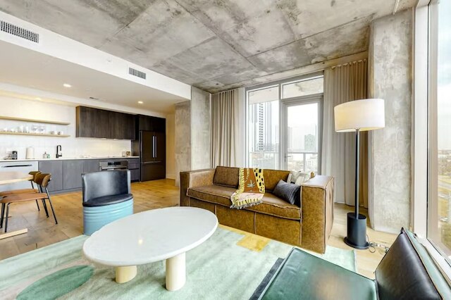 レイニー・ストリートの高級高層ビル