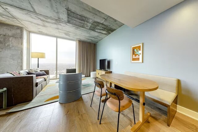 レイニー・ストリートの高級高層ビル