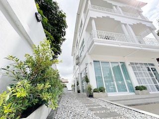 ザ ホワイト ハウス ラチャマンカ