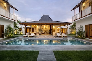 バリのアルフレッドによるビラロマ