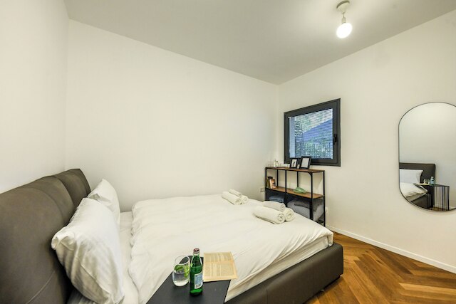 スタイリッシュ3BRアパート with パティオ in the シティ