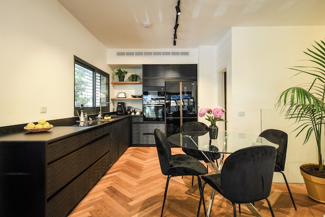 スタイリッシュ3BRアパート with パティオ in the シティ