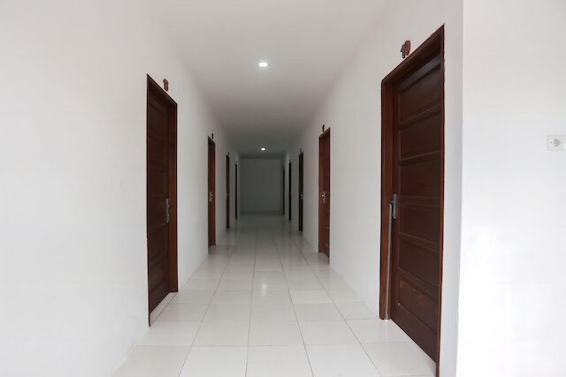 OYO  92626 グッド スリープ 4 イン  ド COス シャリア