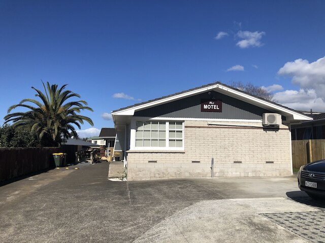 アリ・モーテル