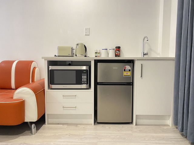 アリ・モーテル