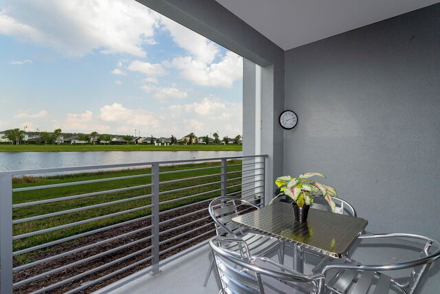 スタニング 2 ベド アプトン クロース トゥ  ディズニー ストーリー レイク 105 3171