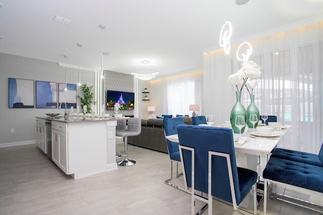 ゴージャス 4 ベド W プール クロース トゥ ディズニー ストーリー レイク 4289