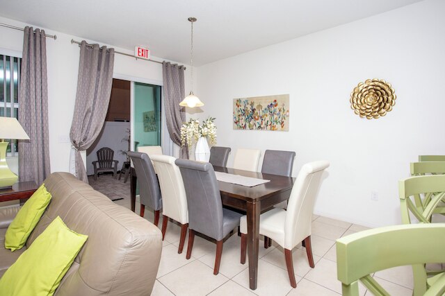 ファミリー フレンドリー  4  ベッド W ゲームルーム ニア  ディズニー 5103